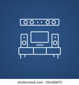 TV-Flachbildschirm und Home-Theater-Linie Symbol für Web-, Mobil-und Infografiken. Vektorhellblaue Symbol einzeln auf blauem Hintergrund.