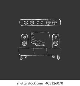 TV de pantalla plana y home theater. Dibujado en un icono de tiza.