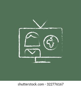 Informe de TV con tiza dibujada en un icono blanco vectorial de pizarra aislado en un fondo verde.