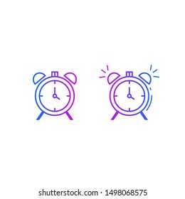 Dos relojes de alarma sobre fondo blanco