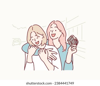 dos hermosas jóvenes mujeres divirtiéndose en la ciudad. Ilustraciones de diseño vectorial de estilo dibujado a mano.