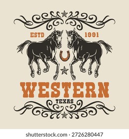 Dos caballos negros están de pie uno al lado del otro rodeados de Elementos decorativos. El diseño celebra la cultura occidental con una herradura y el año 1991 enfatizando la herencia de Texas.