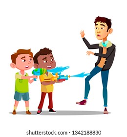 Dos niños abusones chapoteando en el hombre de las pistolas de agua Vector plana ilustración de dibujos animados
