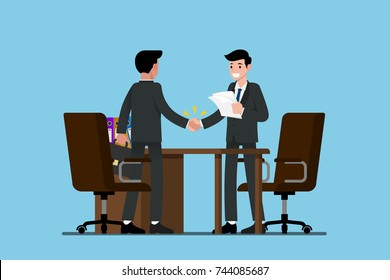 Zwei Geschäftsleute stehen und schütteln sich gegenseitig die Hand für die Zusammenarbeit und treffen eine Vereinbarung.