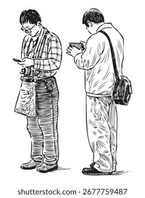 Dos hombres jóvenes casuales que miran el smartphone, de pie al aire libre, turistas, bocetos realistas, dibujos de la mano del Vector aislados en el fondo blanco