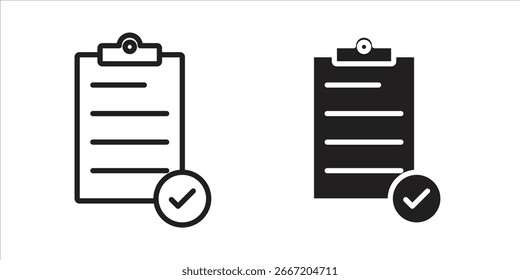 Dos iconos de lista de comprobación, una línea de arte, uno sólido, ambos con marcas de verificación, aislados en blanco.