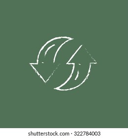 Dos flechas circulares dibujadas a mano en tiza sobre un icono blanco vector de pizarra aislado en un fondo verde.