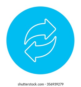 Icono de línea de dos flechas circulares para web, móvil e infografía. Icono de blanco vector en el círculo azul claro aislado en fondo blanco.