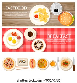 Dos coloridos banners horizontales con comida rápida extra y los iconos de comida para desayunar símbolos de los platos de vista superior sobre una mesa de madera y un mantel ilustración vectorial de fondo