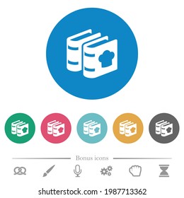 Dos libros de cocina con sombrero de chef con iconos blancos planos sobre fondo de color redondo. 6 iconos de bonificación incluidos.