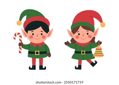 Dos lindos elfos. Ayudantes de Santa Claus. Chico con bastón de caramelo y chica con campana en trajes y sombreros verdes y rojos. Personajes de Navidades. Ilustración plana de Vector aislada sobre fondo blanco