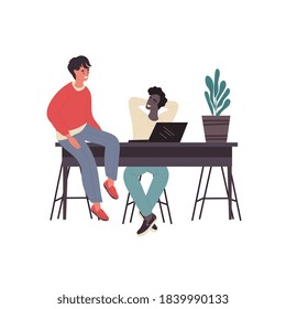 Dos empleados diversos hablan entre ellos durante su descanso. Ilustración vectorial de caricatura plana con personajes ficticios aislados en fondo blanco.