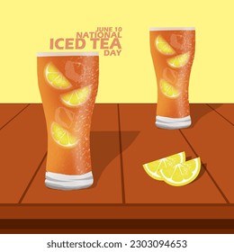 Dos vasos de té helado de limón en una mesa de madera con texto en negrita sobre fondo amarillo claro para celebrar el Día Nacional del Té Helado el 10 de junio