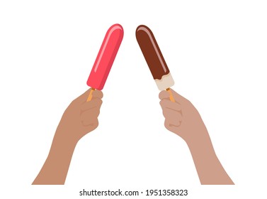 Zwei Hände halten Eis auf einem Stock. Saft aus Äpfeln und Gefriersaft