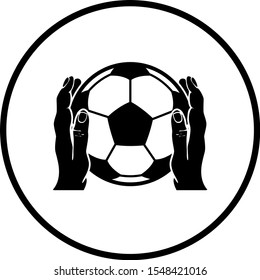 zwei Hände, die ein Fußball-Symbol tragen