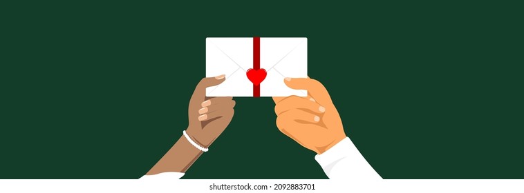 Dos manos sosteniendo un sobre blanco con un corazón. Día de San Valentín.