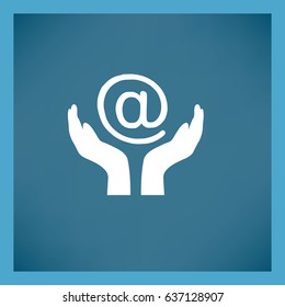 dos manos se ocupan del icono del mensaje