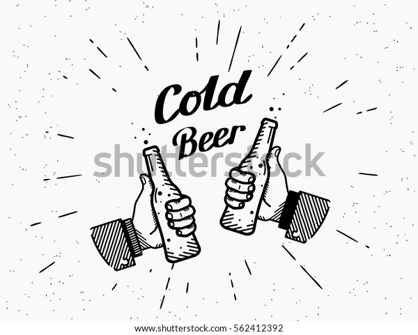 2本の手と親指を持つ コールドビールのアイコン グランジ背景に手書きの文字が付いたビールの瓶を持つ 友人の手のレトロなイラスト のベクター画像素材 ロイヤリティフリー 562412392