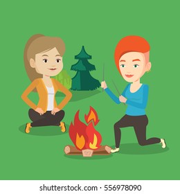 Zwei glückliche Freunde saßen um das Feuer herum. Gruppe von jungen Freunden, die sich im Campen amüsieren. Touristen entspannen in der Nähe des Lagerfeuers. Konzept der Reise und Tourismus. Vektorflache Design-Illustration. Quadratisches Layout.