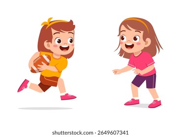 Duas meninas felizes jogando futebol. Uma garota está correndo enquanto a outra está alcançando.