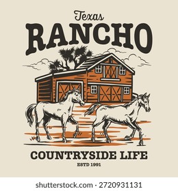 Zwei Pferde laufen vor einer Scheune in Texas. Die Ranch hat Holzgebäude, die das rustikale Leben auf dem Land zeigen. Diese Szene fängt die Cowboykultur in einer belebten Gegend ein.