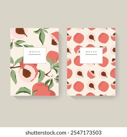 Dos cuadernos ilustrados con patrones de melocotón sobre un fondo beige claro. Diseño minimalista con cabecera blanca para texto. Concepto de papelería