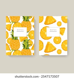 Dos cuadernos ilustrados con patrones de piña sobre un fondo blanco. Diseño minimalista con cabecera blanca para texto. Concepto de papelería. Perfecto para el diario