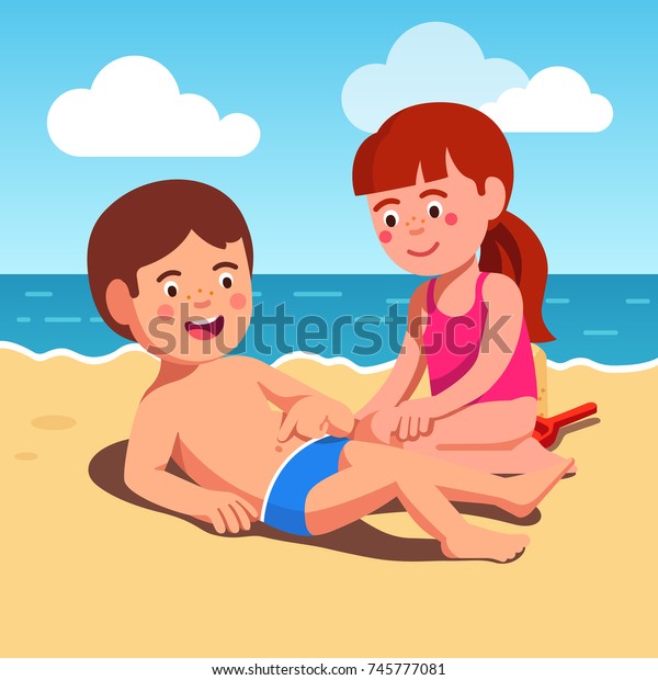 海岸の海岸で遊ぶ お腹のボタンを見る水泳用のブリーフと水着を着た2人の少年少年と少女 へそを指さす男の子と座っている女の子 平らなベクター画像の文字 イラスト のベクター画像素材 ロイヤリティフリー