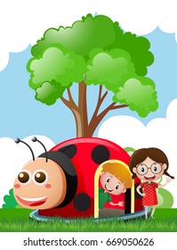 Zwei Kinder spielen im Ladybug-Haus