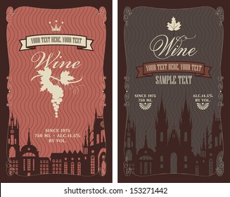 Dos etiquetas para el vino con el casco antiguo y un racimo de uvas