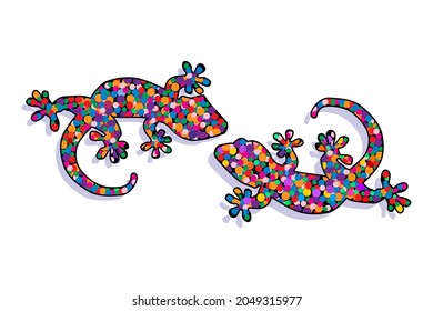 
Dos lagartos aislados de fondo blanco. Lagartija gecko decorativa, iguana o salamandra con patrón multicolor de puntos.Figura de recuerdo colorido o diseño de broosh joyas.Ilustración vectorial de material