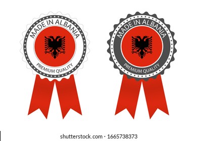 Zwei moderne Vektorillustration hergestellt in Albanien Etiketten einzeln auf weißem Hintergrund, einfache Aufkleber in albanischen Farben, hochwertiges Stempeldesign, albanische Flagge, albanische Flagge