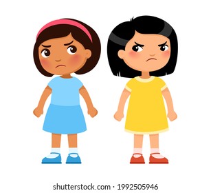 Dos niñitas multirraciales se miran brutalmente unas a otras, personajes de caricatura. Niños enojados, enemistad o concepto de rivalidad. Ilustración vectorial.