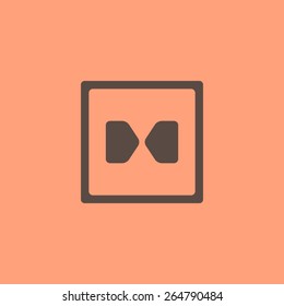 Two opposite triangular arrows pointing to the center icon.