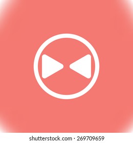 Two opposite triangular arrows pointing to the center icon.