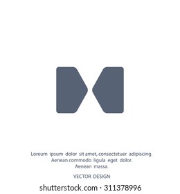 Two opposite triangular arrows pointing to the center icon.