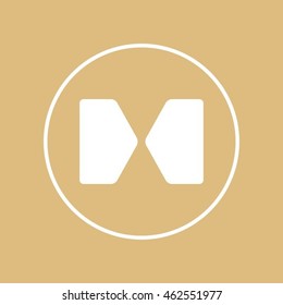 Two opposite triangular arrows pointing to the center icon.