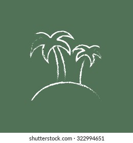 Dos palmeras en una mano de la isla dibujadas con tiza sobre un icono blanco vector de pizarra aislado en un fondo verde.