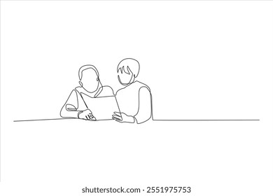 Duas pessoas revisando o documento juntas.