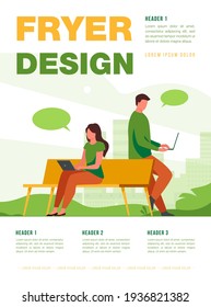 Dos personas sentadas en el parque y trabajando en laptops. Bench, burbuja de voz, ilustración vectorial plana independiente. Concepto de autonomía y naturaleza para banner, diseño de sitios web o página web de aterrizaje