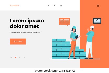 Dos constructores positivos hablando y trabajando. Ladrillo, obrero, ilustración de vector plano de pared. Concepto de construcción y comunicación para banner, diseño de sitios web o página web de aterrizaje