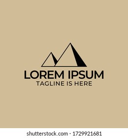 Zwei pyramidenförmige Logodesigns auf braunem Hintergrund.