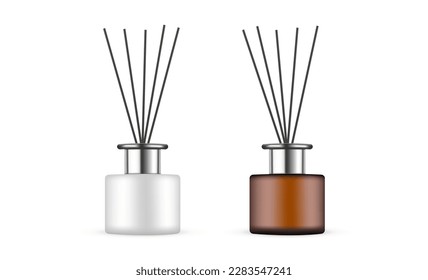 Zwei Reed Diffuser Flaschen mit Metallkappen, orange und keramisch, Aroma Sticks einzeln auf weißem Hintergrund. Vektorgrafik