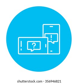 Dos smartphones con cuadrados de voz en un icono de línea de pantalla para web, móvil e infografía. Icono de blanco vector en el círculo azul claro aislado en fondo blanco.