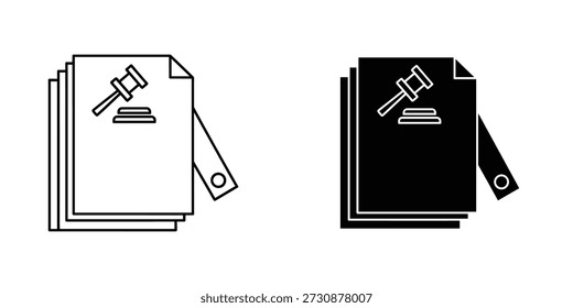 Dos pilas de documentos con martillo en blanco y negro