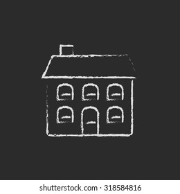 Mano de casa de dos pisos dibujada con tiza en un icono blanco vector de pizarra aislado en un fondo negro.