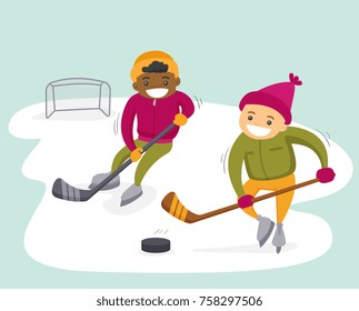 Dos adolescentes afroamericanos y caucásicos jugando al hockey sobre hielo en una pista de patinaje al aire libre. Niños multiétnicos divirtiéndose en pista de patinaje al aire libre en invierno. Dibujo de dibujos animados aislados por vectores.