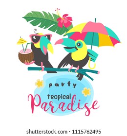 Zwei Toucans, die auf einem Baumzweig sitzen. Ein Toucan in einer Sonnenbrille hält einen Cocktail aus Kokosnuss. Der zweite Toucan hält einen hellen Schirm. Eine Einladung zu einer Paradies-Party. Sommerstunde in c