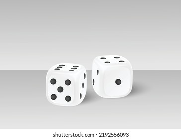 Dos prejuicios cúbicos blancos realistas con números negros de puntos sobre la superficie gris, ilustración vectorial. Elementos de juego de mesa para lanzar. Tabletop y juegos de azar