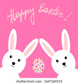 Dos conejos blancos sobre el fondo rosado. Ilustración vectorial.¡Feliz Pascua! Huevo colorido